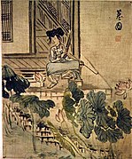 Une femme au jardin de lotus (Gisaeng tenant un saenghwang et une pipe). Encre, couleur légère s. soie, H. 29,6 cm. Shin Yun-bok (v.1758-ap.1813). Scène de genre: femmes. 3 feuilles d'un album de 7. Musée national de Corée[40].