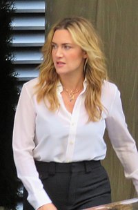 Una casual Kate Winslet aparta la vista de la cámara.