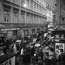 Rusningstrafik vid hörnet Drottninggatan - Klarabergsgatan, 1952.