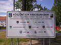 Skilt som viser vennskapsbyen Pápa, Ungarn
