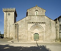 Fachada del monasterio de Travanca con una ventana de hendidura estrecha y su torre defensiva única.