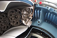 תמונה של מיצג חתך של מנוע סנקמה אטאר המציג את מזרקי הדלק בתא הבערה הטבעתי של המנוע.