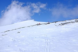 Skiers on their way towards Glittertind in Jotunheimen.jpg