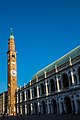 Vicenza - Palladian Bazilikası ve "Torre Bissara" saat kulesi