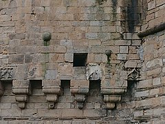 Les boulets sur la façade.