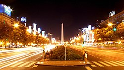Авенијата 9 јули, именувана во чест на Денот на независноста на Аргентина (9 јули 1816)