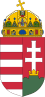 Armoiries actuelles de la Hongrie, à gauche, les bandes horizontales de la dynastie Árpád : quatre d'argent et quatre de gueules, à droite, trois collines de sinople surmontées d'une double croix d'argent sur fond de gueules, dont la base est entourée par une couronne d'or placée sur la colline du milieu, la plus haute des trois.