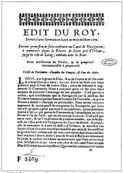 Reproduction de l’édit de mars 1679 autorisant la réalisation d’un canal entre la Loire et le Loing portant le titre suivant, en pleine largeur, surmonté d’une frise de décoration, « Edit du roy », suivi de la phrase « donné à Saint-Germain-en-Laye au mois de mars 1679 », puis « portant permission de faire construire un canal de navigation, à commencer depuis la rivière de Loire près d’Orléans, jusqu’en celle de Loing, tombant dans la Seine »