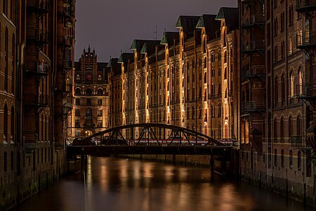 27. Platz: Dietmar Rabich mit Block S am Wandrahmsfleet (mit der Wandbereiterbrücke) in der Speicherstadt bei Nacht, Hamburg, Deutschland