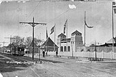 Inngangsparti til Frogner stadion langs Kirkeveien. Den nye stadion til jubileumsutstillingen 1914 erstattet gamle Frogner stadion fra 1899. Postkort: J. H Küenholdt A.S./Nasjonalbiblioteket