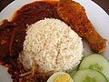 Nasi lemak bersama ayam di Malaysia