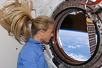 Karen Nyberg dans la station spatiale internationale.