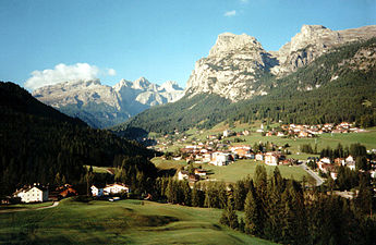 Blick vom Ortsteil Stern auf Sella und Sassongher