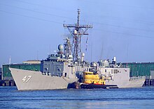 US Navy 070427-N-0857S-009 Guided missile frigate USS Nicholas (FFG 47) departs from the Governor Nicholls Wharf in New Orleans.jpg