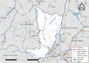 Carte en couleur présentant le réseau hydrographique de la commune