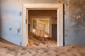 Bâtiment abandonné du village fantôme de Kolmanskop envahi par le sable dans le désert du Namib, dans le sud-ouest de la Namibie. (définition réelle 8 677 × 5 785)