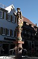 Marktplatz: Brunnenfigur mit badischem Wappen