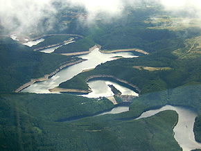 Luftaufnahme der Urfttalsperre, im Vordergrund der Obersee