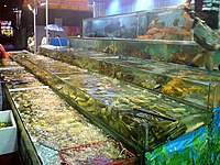 Debido a la ubicación de Guangdong sobre la costa del sureste de China, el marisco fresco vivo es una especialidad de la cocina cantonesa. Este tipo de mercados de venta de marisco se encuentran en toda Asia Oriental.