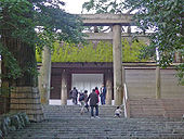 Ise torii, segundo tipo. Tenga en cuenta el shimaki