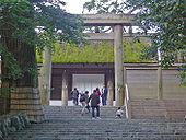 Ise torii, segundo tipo. Observe o shimaki.