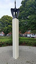 Phoenix oorlogsmonument in het plantsoen aan de Kamperfoelieweg / Azaleastraat.