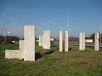 Plastische tekens in steen van Ben Guntenaar tegenwoordig Australiëhavenweg, Amsterdam (Nieuw-West)