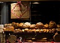 چند نوع نان در یک نان‌فروشی در سوئیس