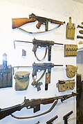 WWII machine guns (32463862912).jpg