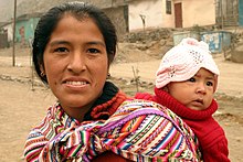 Indián asszony a gyermekével Lima közelében