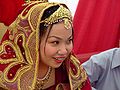 Cô dâu tại một buổi lễ Nikah đội khăn trùm đầu và trang sức màu đỏ đặc trưng của Nam Á