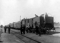 Hofzug Kaiser Wilhelms II. während des Ersten Weltkriegs: vor dem Geschützwagen der vorschriftsmäßig eingestellte Gepäckwagen am Zugschluss