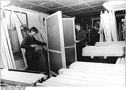 Bundesarchiv Bild 183-1990-0308-001, Neubrandenburg, Volkskammerwahl, Bau Wahlkabinen.jpg