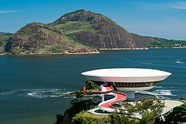 El MAC Niterói als marges de la badia de Guanabara.