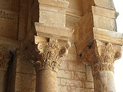 Ovas y dardos en capiteles compuestos. Gran Mezquita de Kairouan (siglos VII al IX).