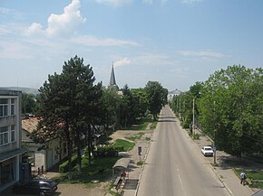 Strada Gării din cartierul Ițcani, văzută de pe pasajul rutier ce duce spre Siret și Cernăuți. În stânga drumului se observă turla Bisericii romano-catolice „Sfânta Elisabeta”, iar în dreapta edificiul Gării Ițcani, clădire monument istoric.