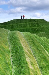 Life Mounds at Jupiter Artland[англ.], Шотландия; арх. Чарльз Дженкс