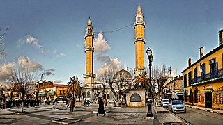 Place du 1er novembre au centre-ville et la nouvelle mosquée.