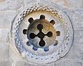 Kreis als äußere und Vielpass als mittlere Gewändestufe eines kreuzförmigen Vierpass­fensters an der Kirche von Castrelos, Galicien