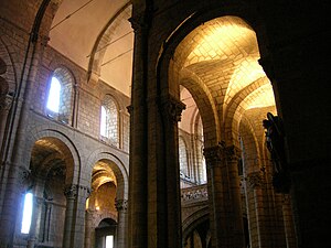 Nave lateral (con bóvedas de arista) y nave central (bóveda de cañón) de San Isidoro de León