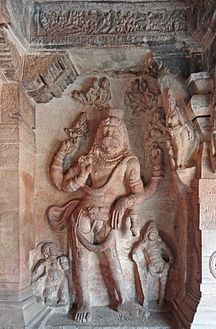Narasimha, gjysëm njeri gjysëm luan, avatari (mishërimi) i katërt i Vishnu-së, reliev në një nga mandapat e tempullit të madh kushtuar Vishnu-së.