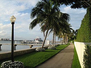 Sentier pédestre longeant Lake Worth Lagoon.