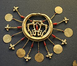 Salle 12. Boucle d'oreille en or, trésor d'Égine, -1700/-1500.