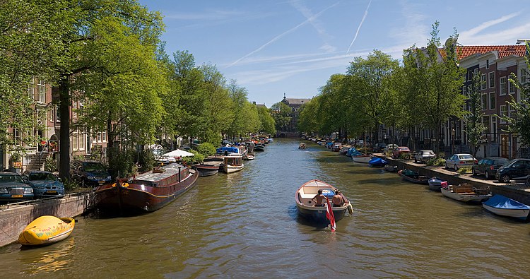 Один из каналов Амстердама (июль 2006 года)