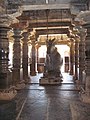 Nandi in der Vorhalle (mandapa) des Tempels von Banavasi, Karnataka (11. Jh.)