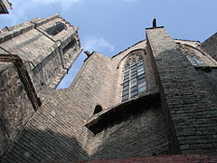 Ábside y campanario, vistos de la plaza del Pino