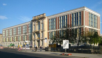 Bundeskanzleramt flyttade 1999 från Bonn till Staatsratsgebäude i Berlin. Porten är från det rivna Berlins stadsslott.