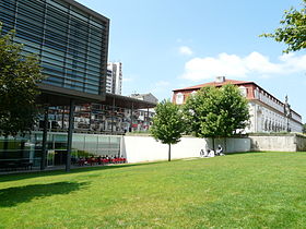 Edificios y jardín en el Centro cultural Vila Flor.