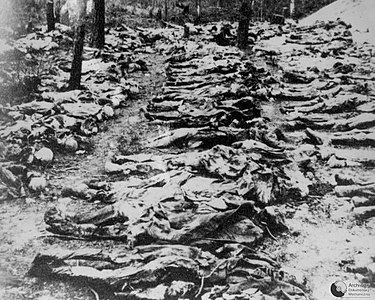 Cadavrele unor oameni ucisi in masacrul de la Katyn