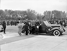 King George VI and Queen Elizabeth arrive at the Saskatchewan Provincial Legislature... Le roi George VI et la reine Elizabeth arrivent à l’Assemblée législative de la Saskatchewan... (34022285310).jpg